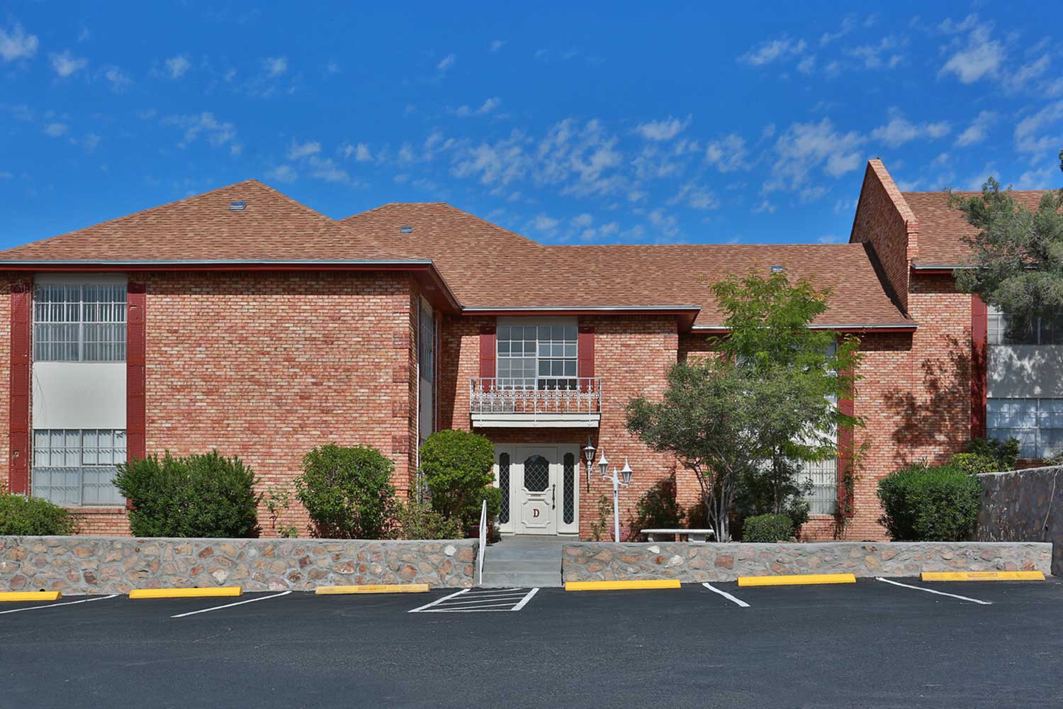 Santa Rosa Apartments in Northwest El Paso, TX;One Two Three Bedroom Pet Friendly Apartments near UTEP Fort Bliss Downtown